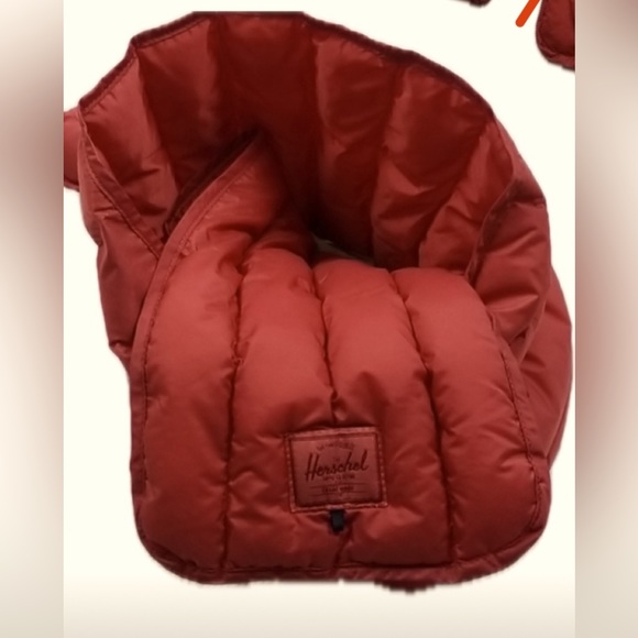 Herschel red puffer scarf - Picture 1 of 3